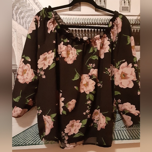 SHEIN Tops - SHEIN FLORAL BLOUSE